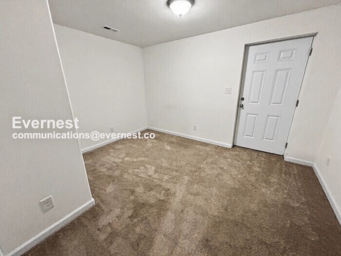 Building Photo - 102 Ridgeway St