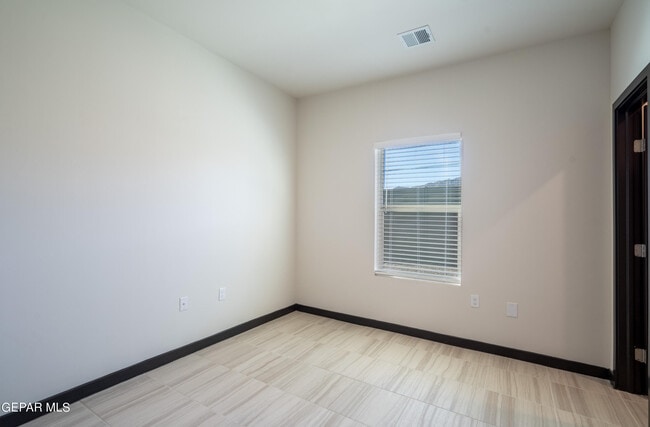 Building Photo - 8945 Robert Dr