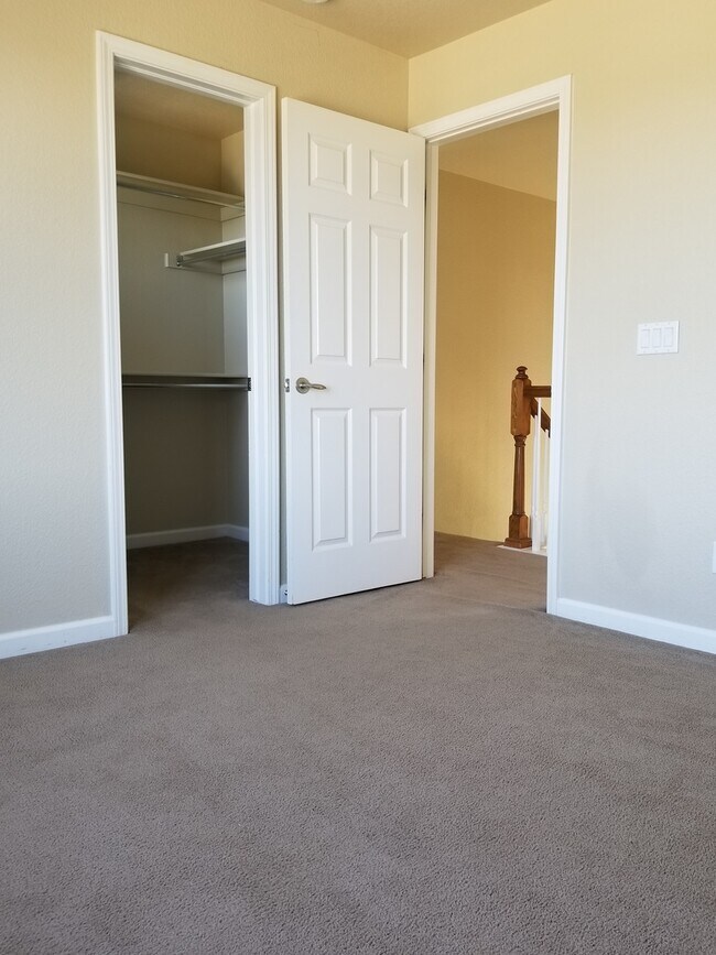 Building Photo - 3 Bedroom, 3.5 Bath End Unit Townhome, 2 C...
