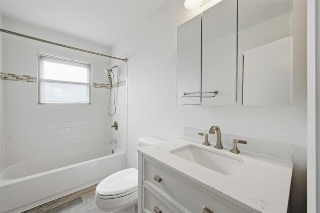 Building Photo - 418 Russell St