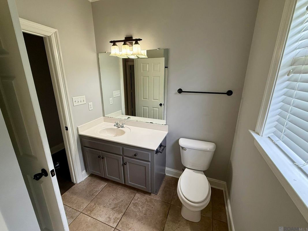 Building Photo - 10408 Springtree Ave