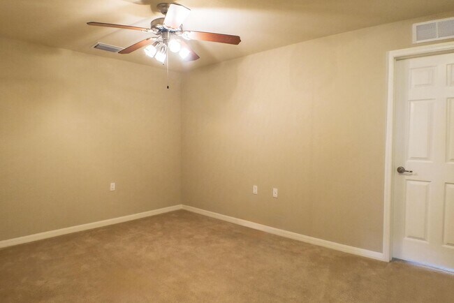Building Photo - Spacious Townhouse in a Gated community in...