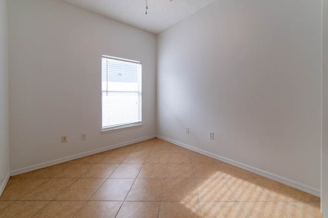 Building Photo - **Charming 4BR/2BA Pond-View Home with Boat Ramp Access – East Orlando **