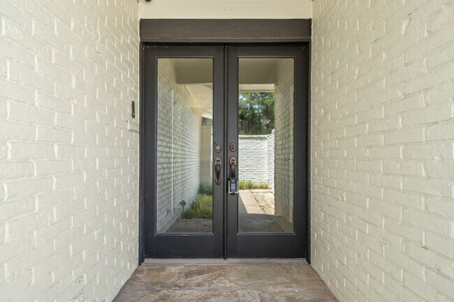 Building Photo - Totally renovated open concept with vaulted ceilings