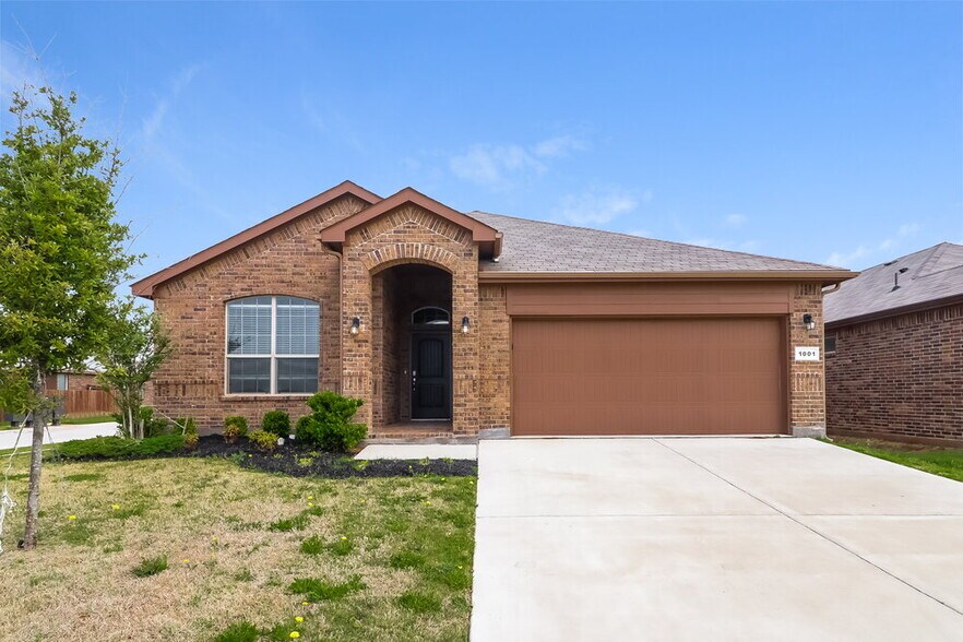 Primary Photo - 1001 Doe Meadow Dr
