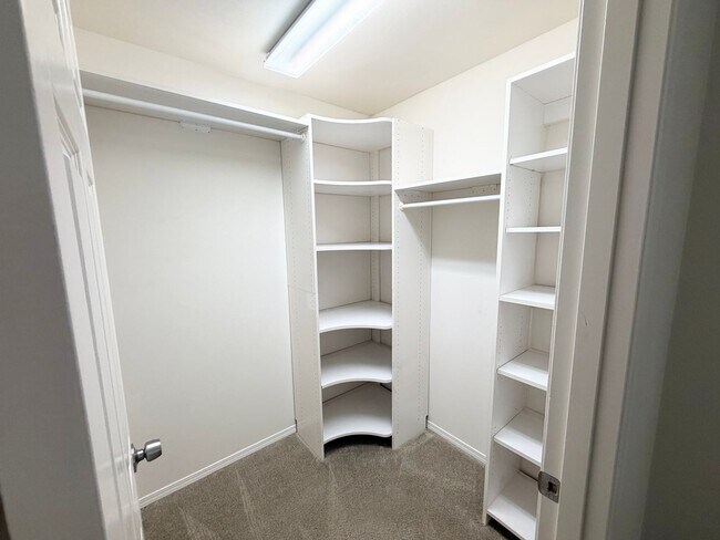 Building Photo - Super Cute Spacious 2BD 2BA in the Hillsdale Neighborhood!
