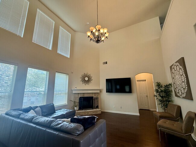 Building Photo - 510 Roble Fino