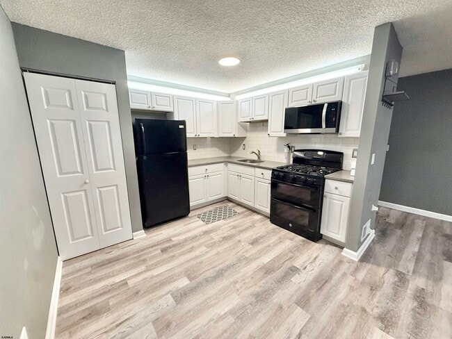 Building Photo - 12 Colonial Ct