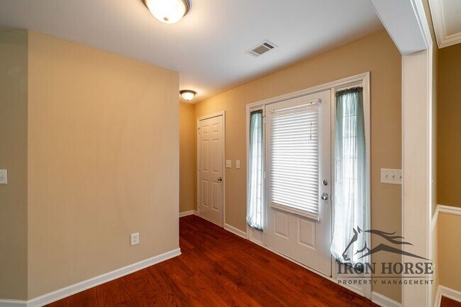 Building Photo - 285 Finch Way