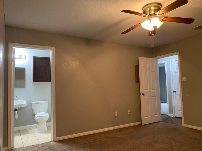 Building Photo - Spacious 3-Bedroom Near Live Oak