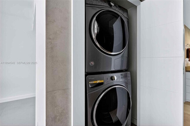 Building Photo - 2 Grove Isle Dr