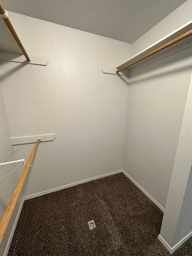 Building Photo - Newly renovated in 2024 2 bedroom 2 bathroom apartment available soon.