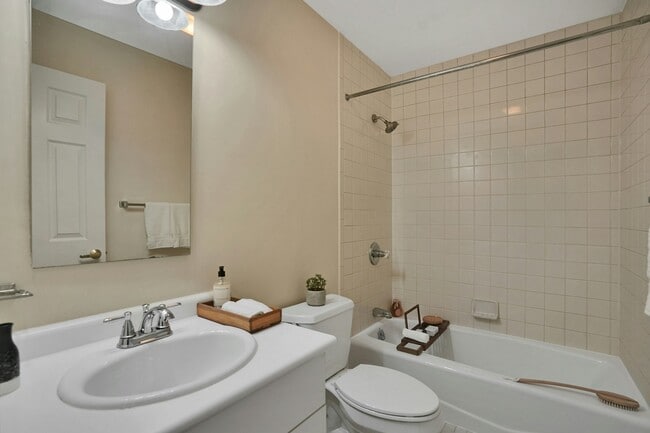 Building Photo - 207 Shearwater Ct W