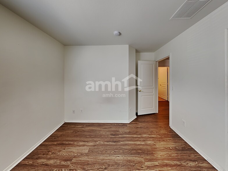 Building Photo - 9428 W Riverside Ave