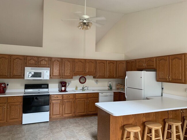 Building Photo - Spacious 3 Bedroom 2 Bath
