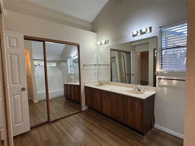 Building Photo - 2800 Goldbridge Dr