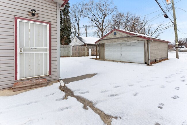 Building Photo - 7645 Fisher Ave