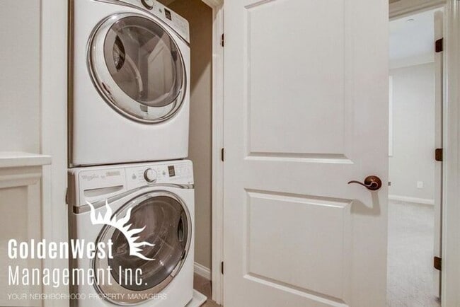 Building Photo - Gorgeous 2Bdm 2.5Ba Custom Model Townhouse in a Gated Community