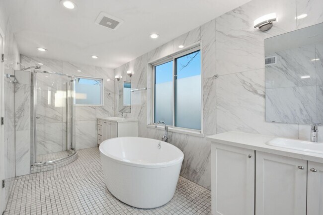 Building Photo - Beautiful Houston Home Featuring a Private Pool