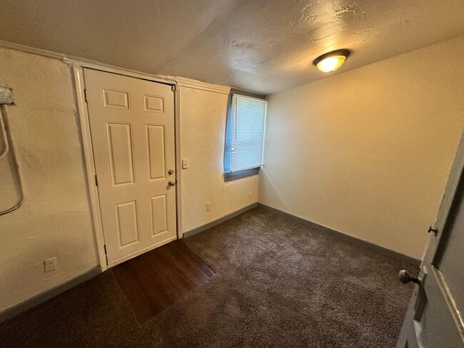 Building Photo - For Rent: Charming 2 Bed, 1 Bath Home in C...