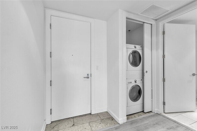 Building Photo - 4471 Dean Martin Dr