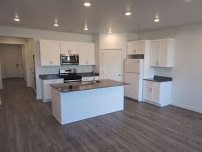 Building Photo - Modern Comfort Meets Effortless Living in Long Valley!