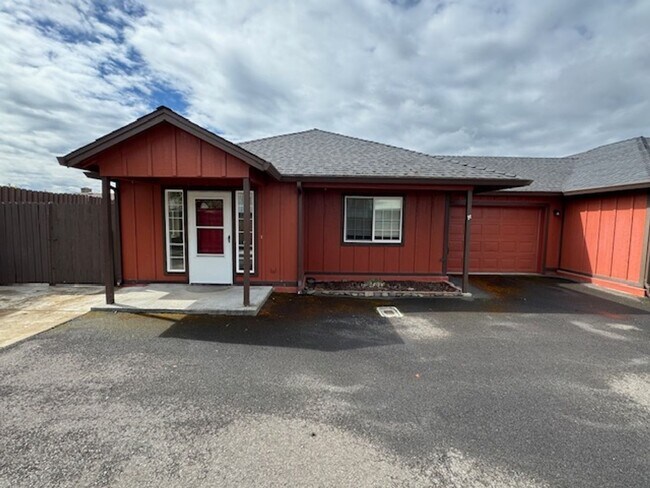 Building Photo - 118 SHAST A&amp;B