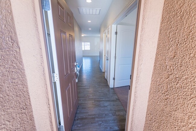 Building Photo - Great Open Floor Plan 3 Bedroom, 2 Bath, Central A/C in Holiday Subdivision!