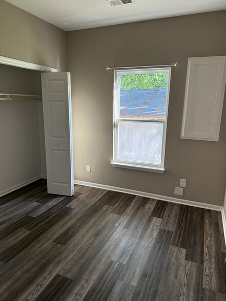 Building Photo - 830 S Pecan St