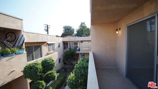 Building Photo - 1538 Stanford St
