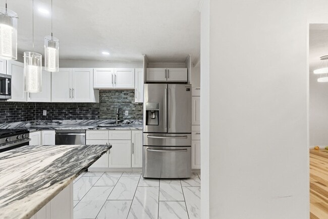 Building Photo - 16 Floyd St