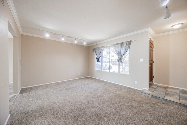 Building Photo - 2812 S Cottonwood Dr