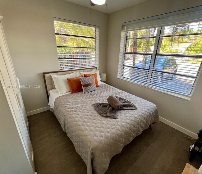 Building Photo - 2932 NW 16th Ave