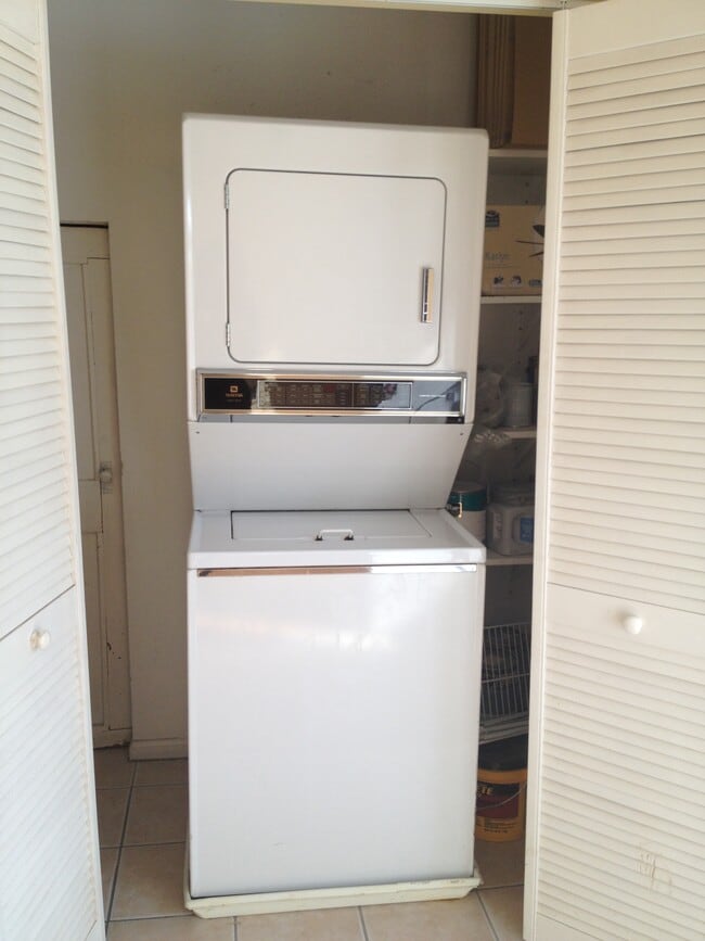 Building Photo - 1823 W Cornelia Ave