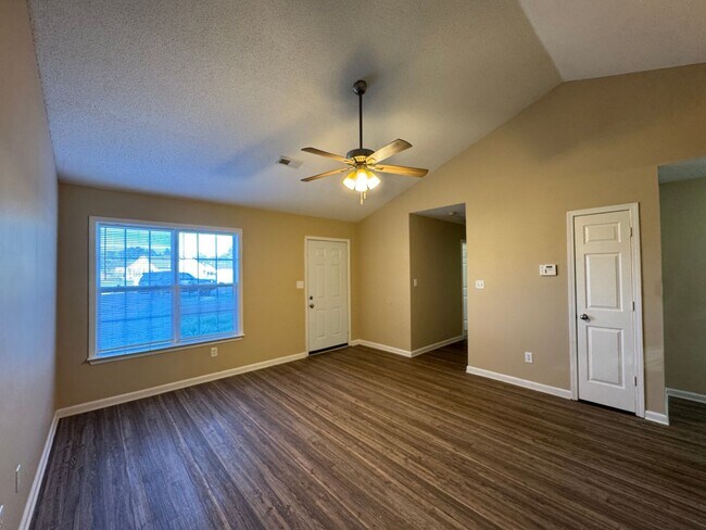 Building Photo - Cozy Single Family Home!!