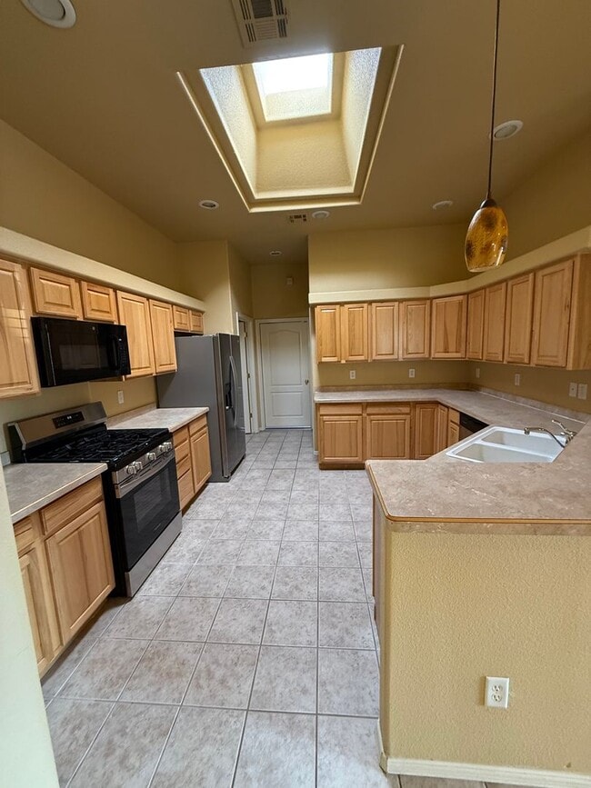 Building Photo - Beautiful 3 Bedroom Home! Available Now!