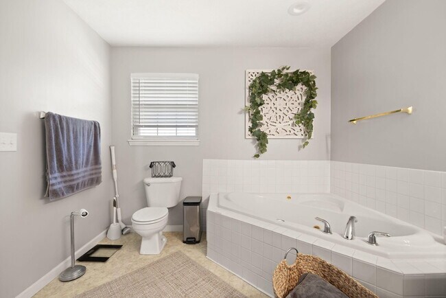 Building Photo - 76 Waterford Way