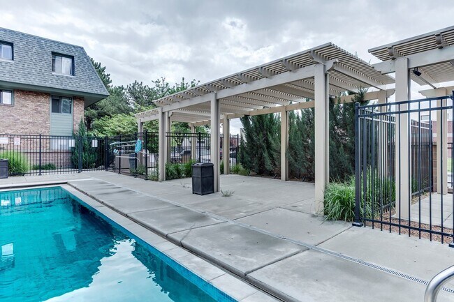 Building Photo - Updated Unit next to CMU with Pool!
