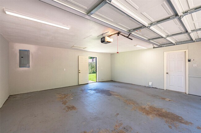 Building Photo - 911 Montview Dr
