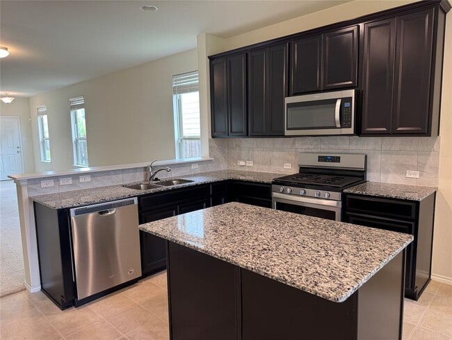 Building Photo - 250 Zuma Dr