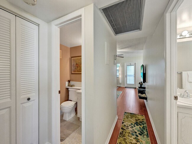 Building Photo - Beautiful fully furnished 2 bedroom 1.5 bath.