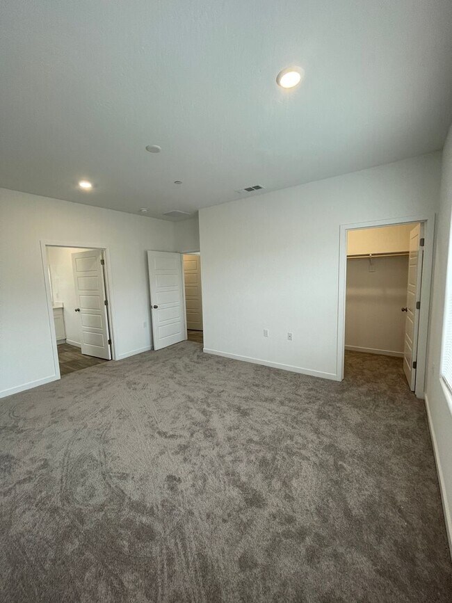 Building Photo - Stunning 3-Bed, 2-Bath Lennar Home in Fresno – Your Dream Home Awaits!