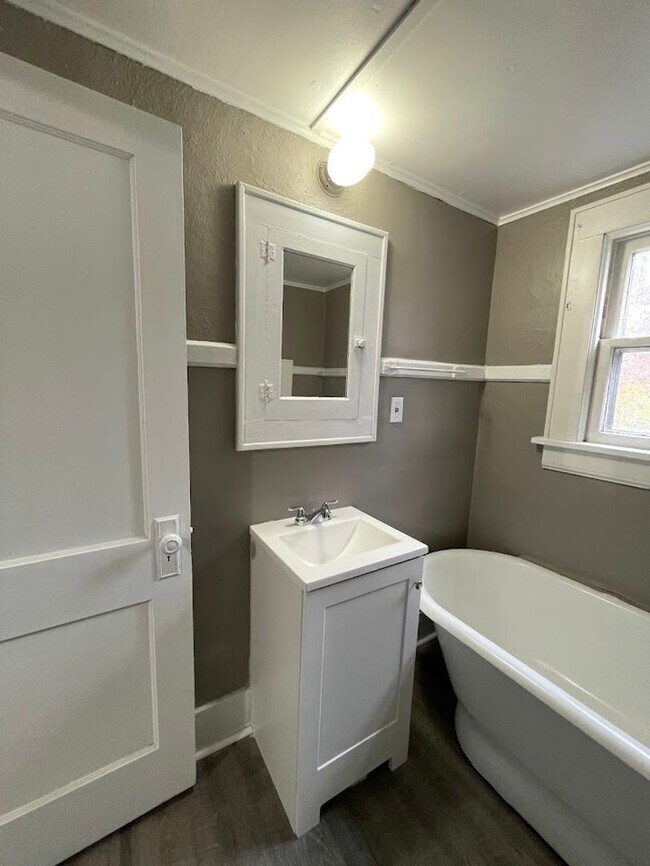 Building Photo - 2549 Elmwood St