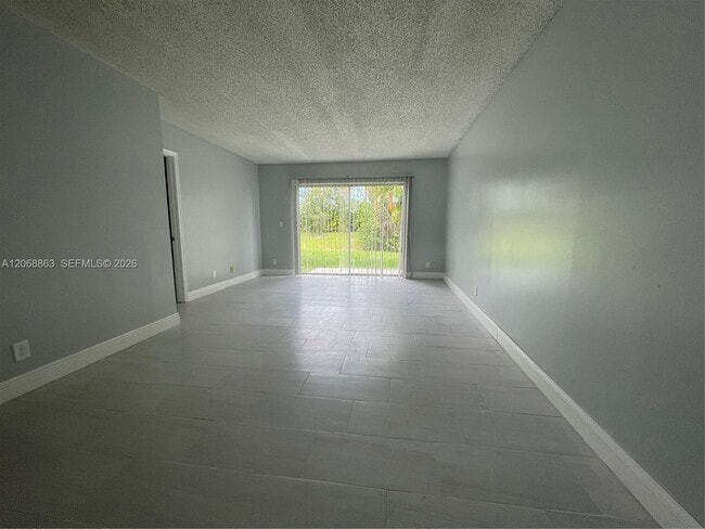 Building Photo - 10169 Twin Lakes Dr