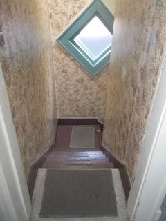 Landing turning stairway west - 922 E Main St