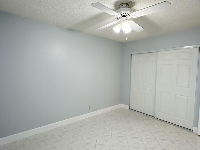 Building Photo - 2220 N Cypress Bend Dr