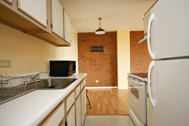 Building Photo - Student-Friendly UVA Apartment (Lease Pend...