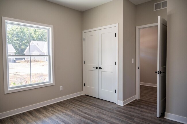 Building Photo - 8441 Oak Shade Cir