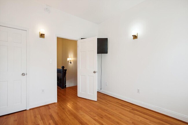 Building Photo - Spiffy 3 Bedroom, 2 Full Bathroom Rowhome just steps from Lincoln Park!!