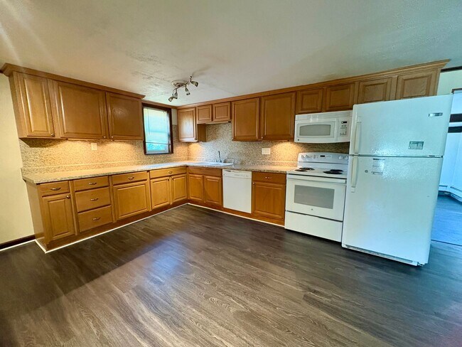 Building Photo - 3630 Colebrook Rd